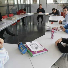 Un grupo de usuarios participa en una de las actividades programadas en la sede de la Asociación Síndrome de Down Burgos, cuyo principal objetivo es fomentar la autonomía e inserción laboral.-RAÚL G. OCHOA