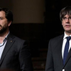 Toni Comín y Carles Puigdemont en Bruselas.-AFP / JOHN THYS
