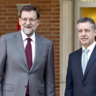 El presidente del Gobierno, Mariano Rajoy, y el lendakari, Íñigo Urkullu, en enero del 2013, en la Moncloa, en la primera reunión que mantuvieron como jefes de ambos ejecutivos.-PERIODICO (EFE / JUAN M. ESPINOSA)