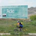 Un ciclista pasa junto a los terrenos vacío del Parque Tecnológico.-ISRAEL L. MURILLO