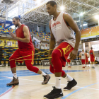 Sebas Saiz realiza un ejercicio en un entrenamiento de la selección española junto a Pablo Aguilar.-FEB