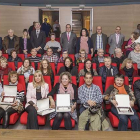 Los funcionarios de la Delegación Territorial de la Junta de Castilla y León en Burgos posaron ayer para la clásica foto de familia que siempre permanecerá en su recuerdo.-SANTI OTERO