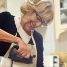 Manuela Carmena prepara magdalenas.-INSTAGRAM