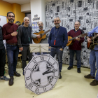 Los Papamoskas ensayan las chirigotas que interpretarán este fin de semana.SANTI OTERO