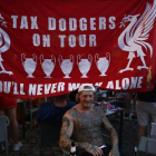 Un aficionado del Liverpool, junto a otros compañeros, en la Plaza Mayor de Madrid.-AP