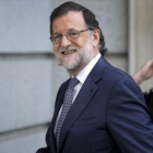 El presidente del Gobierno, Mariano Rajoy, se dirige a una reunión del grupo parlamentario del Partido Popular en el Congreso de los Diputados.-JOSE LUIS ROCA