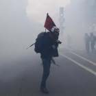 Protesta contra la reforma laboral en París.-EFE / IAN LANGSDON