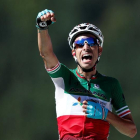 El ciclista italiano Fabio Aru del Astana celebra su victoria tras cruzar la meta de la quinta etapa del Tour de Francia, una jornada de 160,5 kilómetros que se disputa entre Vittel y La Planche des Belles Filles , en Francia.-EFE