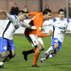 Gabri supera el marcaje de dos contrarios en el partido disputado ayer en la Ciudad Deportiva.-ISRAEL L. MURILLO