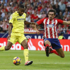 Savic se cruza a tiempo ante Bakambu para evitar una clara ocasión de gol.-JUANJO MARTÍN / EFE