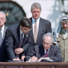Peres firma los acuerdos de Oslo, observador, de izquierda a derecha, por Isaac Rabin, Bill Clinton y Yasir Arafat, el 13 de septiembre de 1993.-AFP / J. DAVID AKE