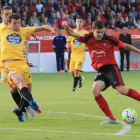 Néstor Salinas busca el disparo a puerta en el partido disputado ayer frente al CDLugo.-ALFONSO G. MARDONES