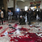 Varios periodistas inspeccionan el lugar de un atentado suicida en el Palacio de Justicia de Damasco (Siria), el pasado 15 de marzo.-EFE