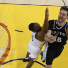 Pau Gasol, en una acción del partido de los Spurs ante los Warriors.-EFE / JOHN G MABANGLO
