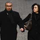 Ana María Tejeiro y su marido, Diego Torres.-REUTERS