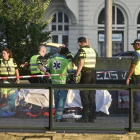 Los servicios de emergencia atienden a heridos en el atropello frente a la estación Central de Ámsterdam.-EVERT ELZINGA