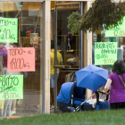 Una mujer pasea frente al escaparate de un comercio.-RAÚL G. OCHOA