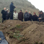 Las excavaciones en los asentamientos de los primeros pobladores judíos de Castrillo Matajudíos han despertado el interés de sus vecinos.-ECB