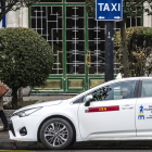 Un taxista espera en la parada de la avenida del Cid.-ISRAEL L. MURILLO