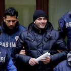El supuesto jefe de la Camorra Alessandro Giannelli, en el centro, es escoltado por la policia tras ser arrestado por los Carabinieri cerca de Caserta  en Napoles  Italia  el 9 de febrero del 2016.-EFE / CIRO FUSCO