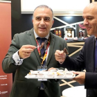 Rafael González, gerente de la IGP Morcilla de Burgos, en el Salón Gourmets junto al viceconsejero de Desarrollo Rural y director general de Itacyl, Jorge Llorente. ECB