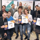 Los ganadores del concurso posan con los miembros del jurado minutos después de emitir el veredicto.-ISRAEL L. MURILLO