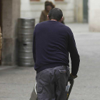 Un repartidor traslada un barril de cerveza.-RAÚL G. OCHOA