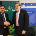 El presidente de Caja Rural de Soria, Carlos Martínez (I) y el presidente de FOES, Santiago Aparicio, firman un convenio contra la despoblación.-ICAL