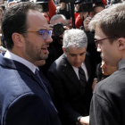 Antonio Hernando detiene a Íñigo Errejón para conversar con él a las puertas del Congreso.-JOSE LUIS ROCA