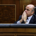 El ministro de Economía en funciones, Luis de Guindos, durante la segunda sesión del debate de investidura.-EFE/Chema Moya