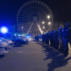 Agentes de policía franceses concentrados en el puerto de Marsella.-AFP