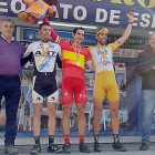 Martín Mata posa con el maillot de campeón de España, ayer, en el podio delNacional-TWITTER/@RFEC