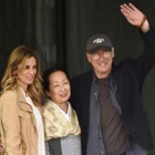 El actor norteamericano Richard Gere saluda a los fans junto a su novia gallega, Alejandra Silva.-ALVARO BARRIENTOS