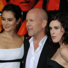 El actor Bruce Willis posa con su esposa, Emma Heming, y su hija, Rumer Willis, a su llegada al Teatro Chino de Hollywood, en octubre del 2010.-AFP / FRAZER HARRISON