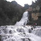 La cascada de Orbaneja, uno de los mayores atractivos de esta población, que recorre el municipio.-ECB