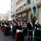 Socios del Centro Gallego en la ofrenda de flores a Santa María la Mayor.-ECB