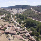 Vista aérea de la presa de Castrovido, cuyo hormigonado ya está prácticamente terminado tras años de retrasos.-ISRAEL L. MURILLO