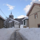 Vista de la localidad leonesa de La Uña donde el temporal de nieve y frío dificulta la circulación-J. Casares