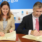 Elena Vicente, vicerrectora de Internacionalización, la edil Gema Conde y el rector de la UBU, Manuel Pérez Mateos.-ISRAEL L. MURILLO