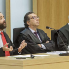 El abogado de la defensa, Fernando Vecino (izquierda), durante la vista oral de ayer.-SANTI OTERO