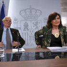 Josep Borrell y Carmen Calvo, en la rueda de prensa posterior al Consejo de Ministros.-DAVID CASTRO