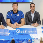 Kravtsov, arropado por Félix Sancho, Albano Martín y David Gómez -Itesal- en su presentación, ayer.-ISRAEL L. MURILLO