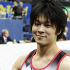 El gimnasta japonés Kohei Uchimura celebra su triunfo en la final individual del Campeonato Mundial del 2010.-DYLAN MARTINEZ / REUTERS