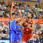 Huskic intenta frenar al jugador del Murcia Delía.-ACB PHOTO / J. BERNAL
