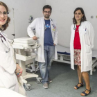 Ester Sánchez, Ángel Pérez y Beatriz Fernández son los cardiólogos encargados de la unidad.-ISRAEL L. MURILLO