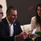 Así es Vox, el partido que irrumpe en el tablero político de España. En la foto, el candidato de Vox a la Presidencia de la Junta de Andalucía, Francisco Serrano, acompanado del secretario general Javier Ortega y la portavoz del Comité Electoral de Vox, R-RAFA ALCAIDE (EFE)