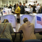 Electores preparan su votación en un colegio de Des Moines (Iowa).-/ GETTY AFP / JOSHUA LOTT
