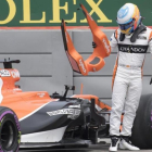 Fernando Alonso abandona el McLaren tras ser informado por radio de que sufría un problema en la dirección.-JACQUES BOISSINOT