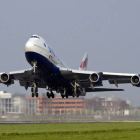 Un Boeing 747 de la compañía British Airways despega del aeropuerto de Heathrow en un vuelo de prueba.-Foto: STR/ AP