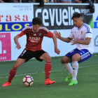 Sangalli protege un balón ante el acoso de un jugador del Real Zaragoza en el choque de ayer en Anduva-Alfonso G. Mardones